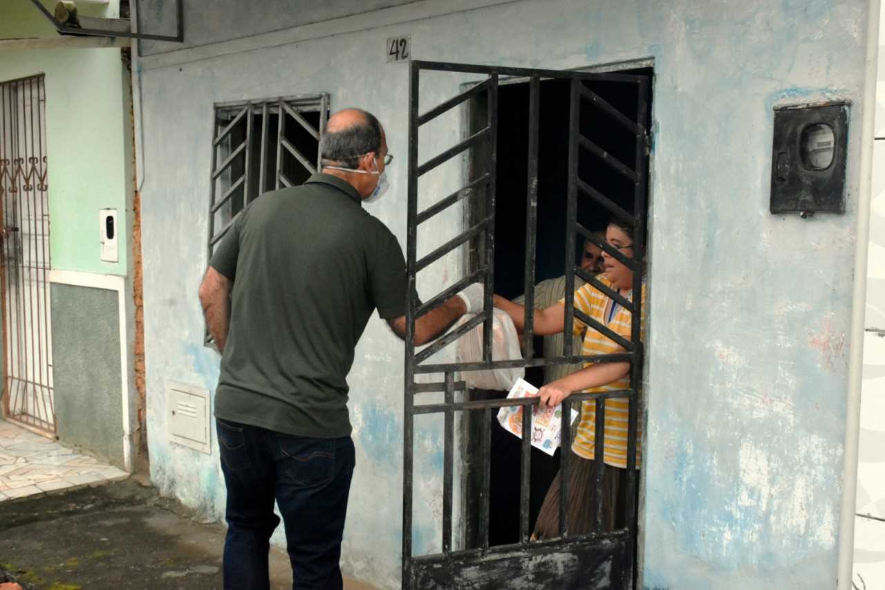 Camacã: Prefeitura distribui pão, leite e máscaras para famílias em São João do Panelinha